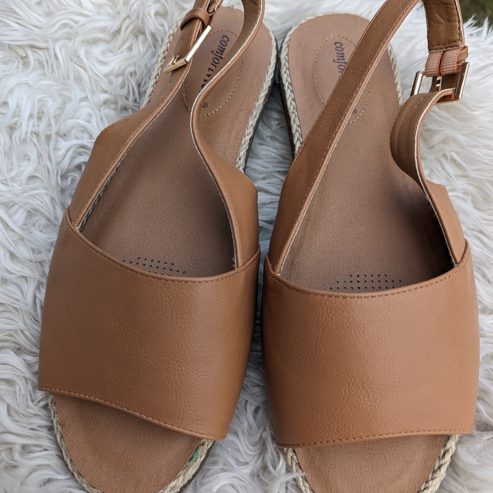 NWOT Women's ComfortView Tan Sandals Size 11WW